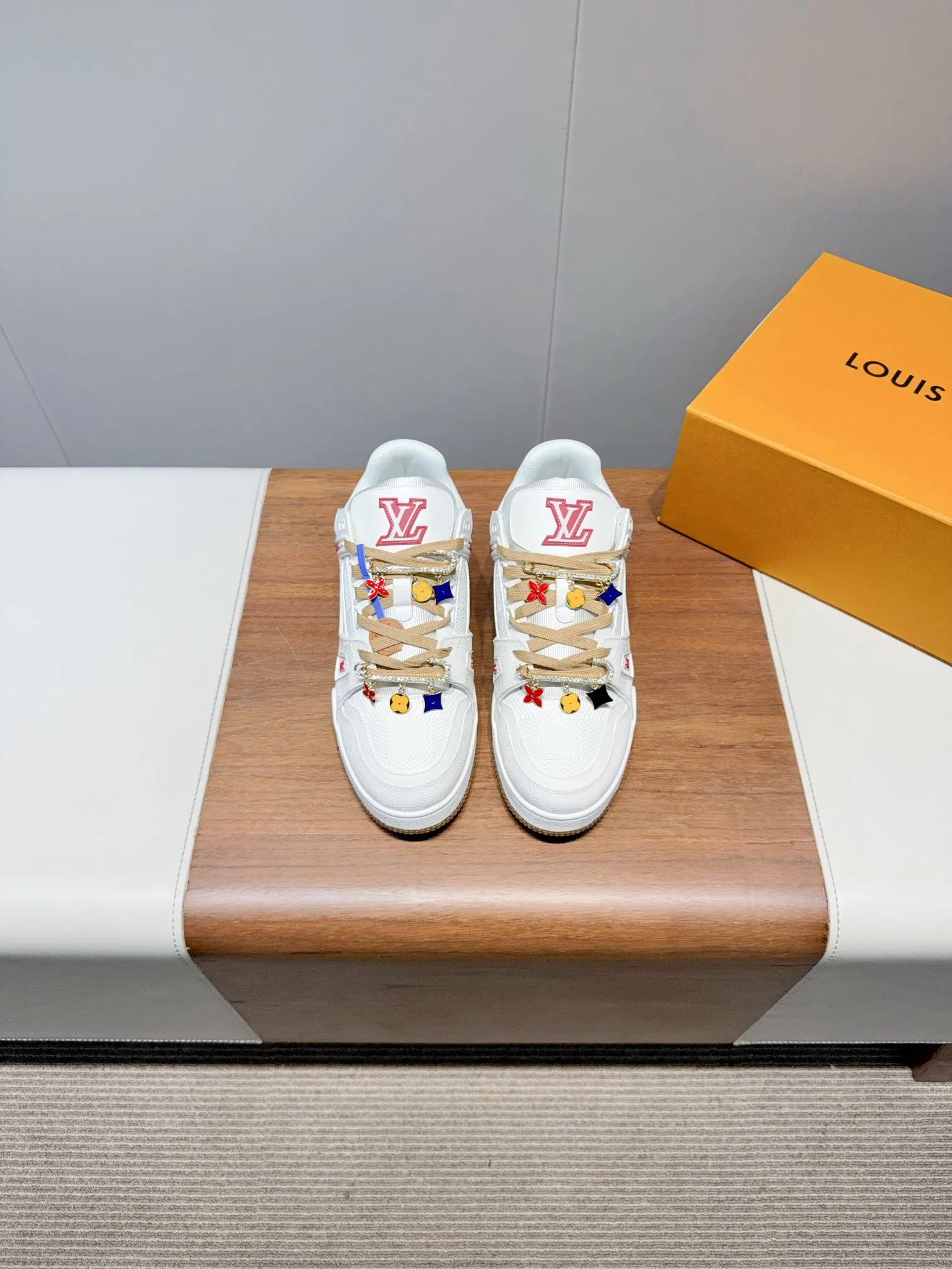 👟👟Ex-factory price 780👟👟Louis Vuitto- Louis Vuitton Couple's Casual Sports Shoes Skateboard Shoes Original purchase, development and production This LV Traine- sports shoe is made of cow leather to create a complex upper, which requires several hours of ingenious sewing to complete. The classic configuration is from the hands of Virgil Ablo-, showing the inspiration of retro basketball shoes. Exquisite packaging at the delivery counter. Fabric: Original customized first-layer cowhide. Inner foot pad: Breathable mesh. Heel height: 3cm. Outsole: Original molded two-color TPU combination outsole. Size: 35-45 (40 for women and 45 for men. Custom-made, non-refundable) (Note: Bulk items do not come with buckles. Please inform us if you need buckles when ordering) Buckle +20